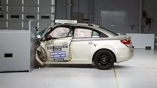 2013 Chevrolet Cruze driver-side small overlap IIHS crash test