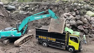 Sand mining|| Kobelco excavator Knocking down a large rock on a sand cliff