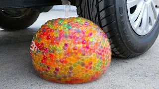 Aplastando Cosas Crujientes con el Coche | Experimento: Globo de Orbeez VS Rueda de Coche