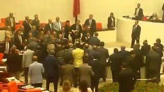 60 AKP'li Öldürmek Kastıyla Sinan OĞAN'a Linç Girişiminde Bulundu, Yine de Yıkamadı!