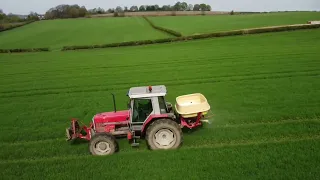 Fertiliser spreading in Mf 3095