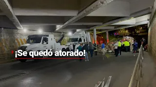 #MientrasDormía | Tráiler se queda atorado en puente de Naucalpan; no hubo lesionados