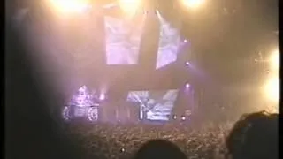 Blink 182 - 10 - First Date (Live From Point Theatre Dublin 16-12-2004)