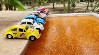 Many Models of Model Cars That Move Then Fall In The Water With Chili Powder