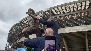 Statua Maradona, Bruno Giordano e Bruscolotti gli mettono la fascia da capitano! ©️