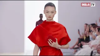 Lluvia de estrellas y artesanía en el desfile Fendi de Alta Costura Paris 2023-2024 | ¡HOLA! TV