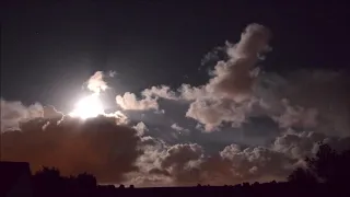 entre lune et nuages nocturnes (timelapse)