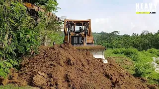 Caterpillar D6R XL bulldozer operator is very good at leveling plantation roads