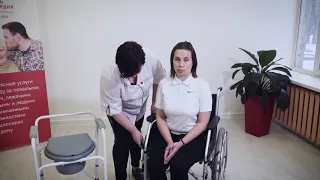 Безопасное перемещение: усаживание на санитарное кресло
