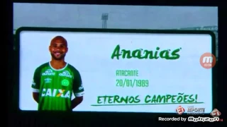 Linda homenagem no telão da arena condá