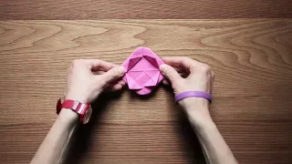 Origami per bambini: come fare una rosa di carta