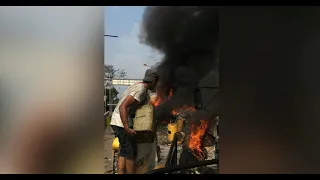 Радикалы подожгли автомобиль Нацгвардии в Венесуэле.