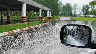 На вольво хс 90 с брызгами по огромной луже