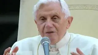 Benedetto XVI spiega ad un giovane il significato delle rinunce