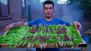 【食味阿远】阿远今天烤羊肉串，老爸和大伯吃得贼香，最后不忘吃个羊腰子 | Shi Wei A Yuan