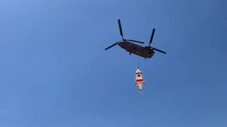 Un Chinook deL ET rescata un helicóptero accidentado