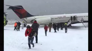 [FOOTAGE]Delta Airlines Plane Skids Off Runway at LaGuardia Airport in New York