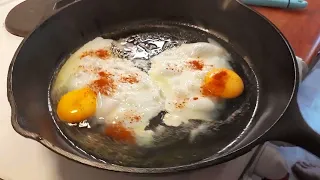 Paistetut munat tuliterällä valurautapannulla, leikkaamaton versio