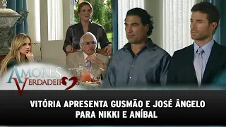 Amores Verdadeiros - Vitória apresenta Gusmão e José Ângelo para Aníbal e Nikki e eles debocham