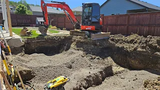 Whacky compacty in the deep dig and Kubota KX 040 4