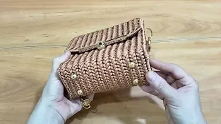 طريقة عمل شنطة بغرزة جديدة علي البلاستيك الكنفاه  plastic canvas