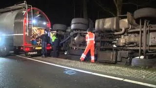 Vrachtwagen met melk kantelt bij Laren