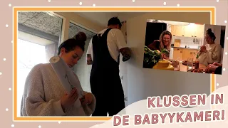 Babykamer aanpakken! 🤰📏 Behangen, gordijnen ophangen, ledikantje en commode neerzetten || Vlog 483