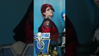 Vi arcane cosplay complete with gauntlet! And a jinx!