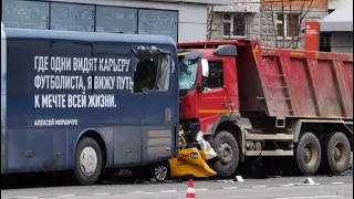 В Москве грузовик и автобус смяли такси на улице 1905 года | Два человека погибли | Момент аварии