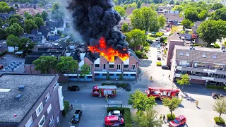 Vier woningen verwoest bij zeer grote brand in Apeldoorn.