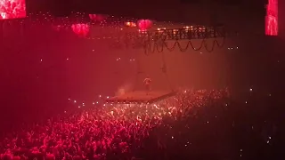 Kanye West has entire arena sing "Heartless" for him