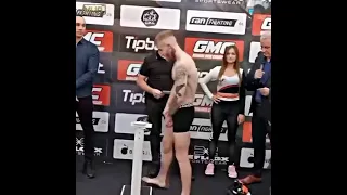 Imitazione di conor mcgregor ma finisce ko