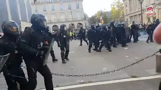 France: Extremely tense situation between protesters and police in Paris.