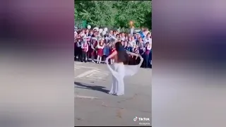 Учительница Танцует На Линейке