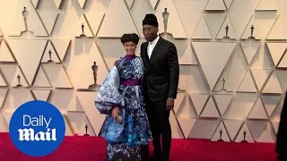 Mahershala Ali holds his wife Amatus on the 2019 Oscars carpet