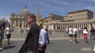 Vaticano, i fedeli dopo l'Angelus del Papa: "Ci mancava, è tornato a casa"