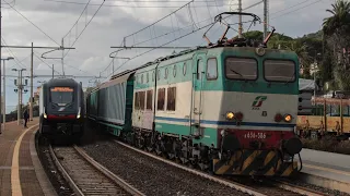 Treni merci e passeggeri in transito in velocità a Genova Nervi.