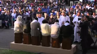 Raw: Pope Francis Washes Feet on Holy Thursday