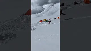 Сход лавины накрывает!! adventurers keep clear of avalanche