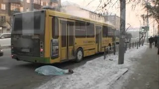 В Красноярске автобус переехал пассажира