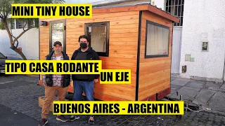 TINY HOUSE Mini Tipo Casa Rodante con Un Eje Revestimiento de Madera y Ventanas Grandes