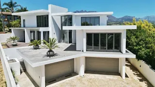 R8.5Mil ✨Gorgeous 10 Bedroom Luxury Home in the Heart of the Winelands ✨