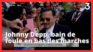 #Cannes2023. Johnny Depp en bas des marches salue ses fans