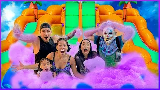 LLENAMOS TODO EL TOBOGÁN INFLABLE GIGANTE DE ESPUMA DE COLORES Y ESTO PASÓ 😱💦 | Karla Bustillos