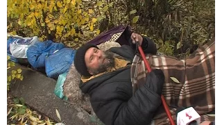 В Ростове рядом с торговым центром поселился бездомный
