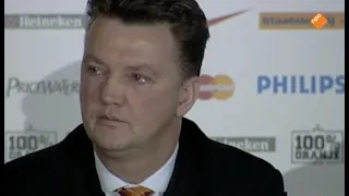 Louis van Gaal in tranen nadat hij opstapt als bondscoach in 2001