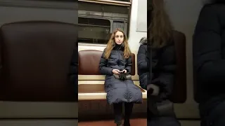 Девушка в метро 2019 год