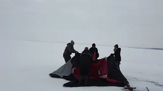 How to set-up the Eskimo 450XD Ice Fishing Tent with 4 people // Ice fishing adventures