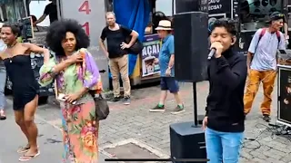 ESSA MULHER 👩 DE BOLSA 👜 PERDEU A CABEÇA E COMEÇOU DANÇAR 💃 JOELMA COM O GAROTO CANTANDO KKK