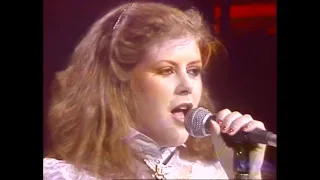 Kirsty MacColl 'There's a Guy Works Down the Chip Shop Swears He's Elvis' live, with Tweed